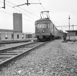 846404 Afbeelding van een electrisch treinstel mat. 1946 bij het nieuwe N.S.-station Beverwijk te Beverwijk.